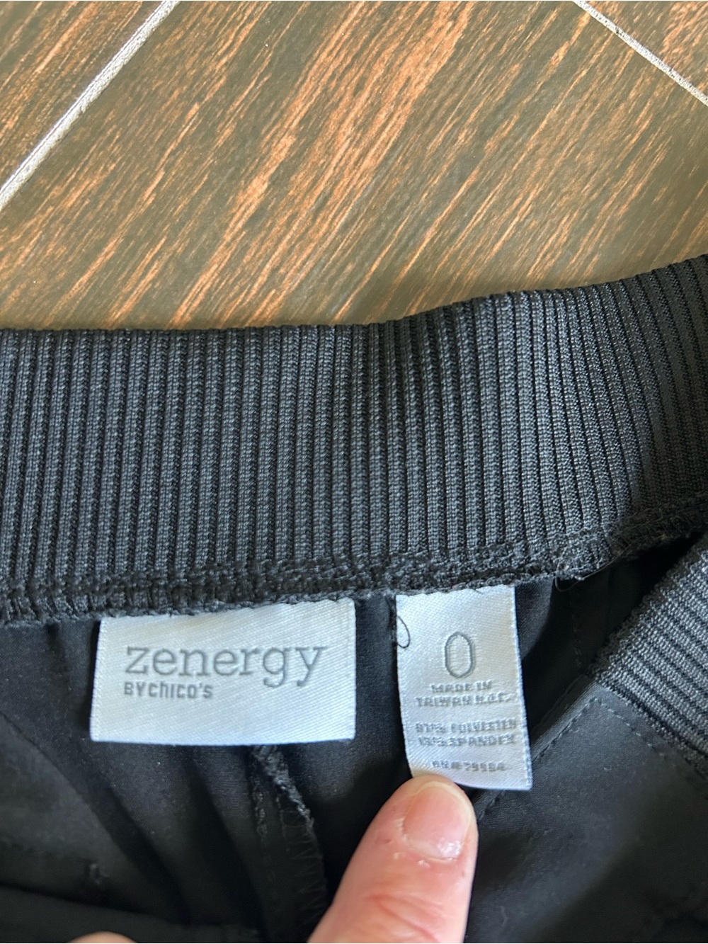 Zenergy By Chicos Elastic Waist Moisture Wicking Capri Pants Size 0 = US Size 4 - Picture 3 of 4